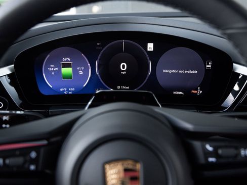 Certified 2026 Porsche Macan Electric RWD image 14