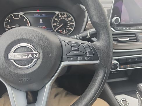 Used 2025 Nissan Altima 2.5 SV FWD image 15
