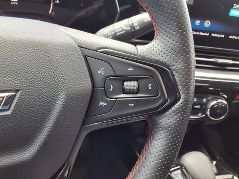 Used 2025 Chevrolet Trax RS w/ Sunroof Package FWD image 18