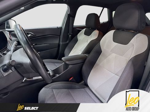 Used 2024 Chevrolet Trax RS w/ Sunroof Package FWD image 23
