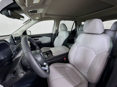 New 2025 Honda Pilot Touring image 11