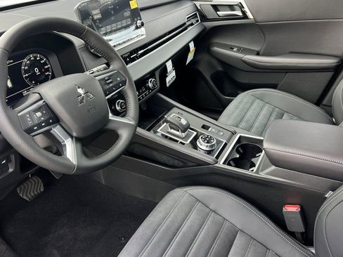 New 2025 Mitsubishi Outlander SE image 11