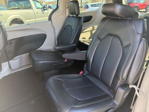 Used 2024 Chrysler Pacifica Touring-L image 25
