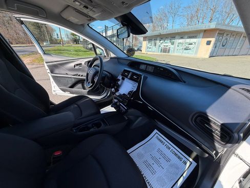 Used 2021 Toyota Prius LE image 12
