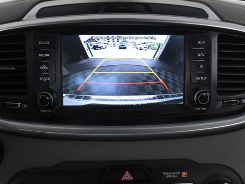 Used 2019 Kia Sorento SX image 16