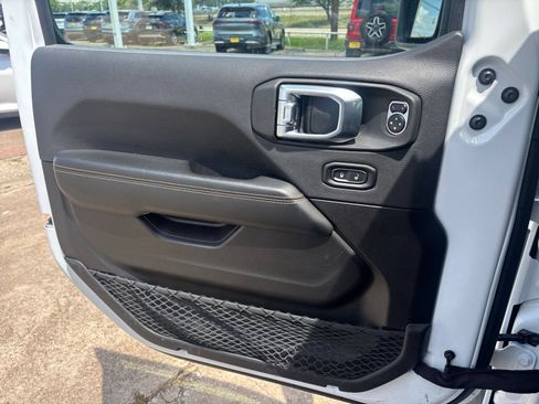 Used 2025 Jeep Wrangler Unlimited Sahara AWD/4WD image 18