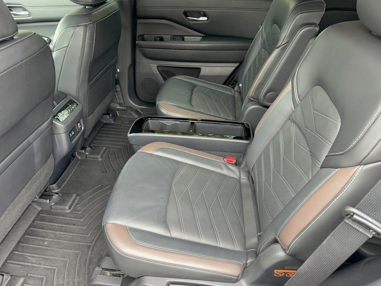 Used 2024 Nissan Pathfinder Platinum FWD image 25