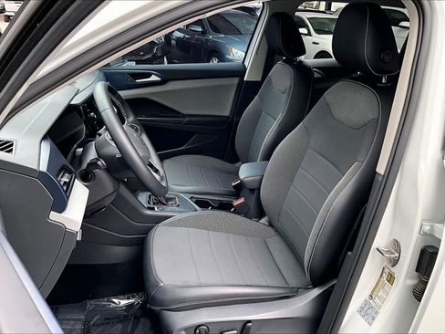 Certified 2022 Volkswagen Taos SE image 9