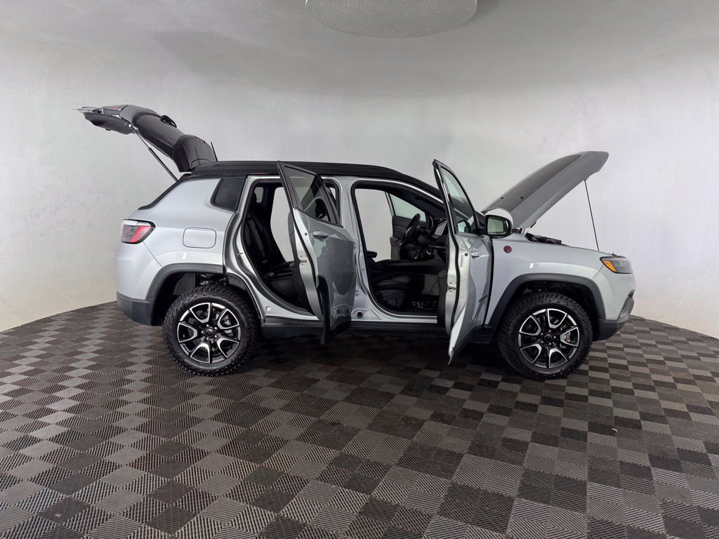 Used 2025 Jeep Compass Trailhawk AWD/4WD image 12