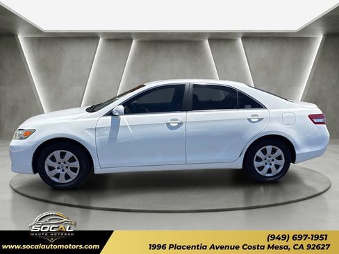 Used 2011 Toyota Camry LE FWD image 2