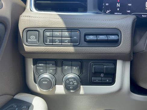 Used 2023 GMC Yukon Denali w/ Advanced Technology Package AWD/4WD image 27