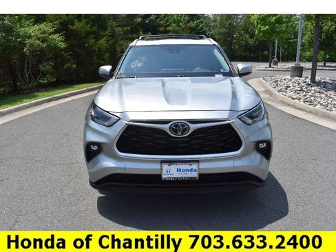 Used 2022 Toyota Highlander XLE AWD/4WD image 2