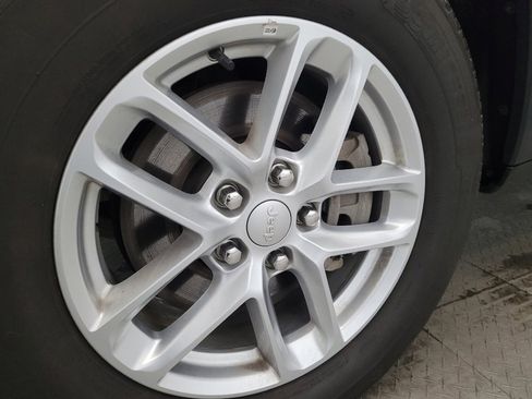 Used 2023 Jeep Grand Cherokee L Laredo image 31