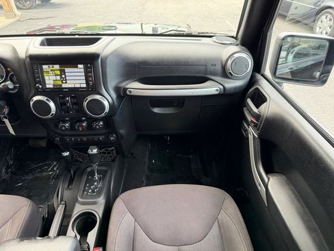 Used 2015 Jeep Wrangler Unlimited Sahara w/ Dual Top Group AWD/4WD image 22