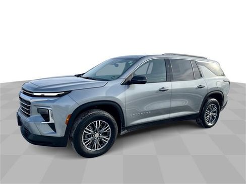 Certified 2025 Chevrolet Traverse LT image 1