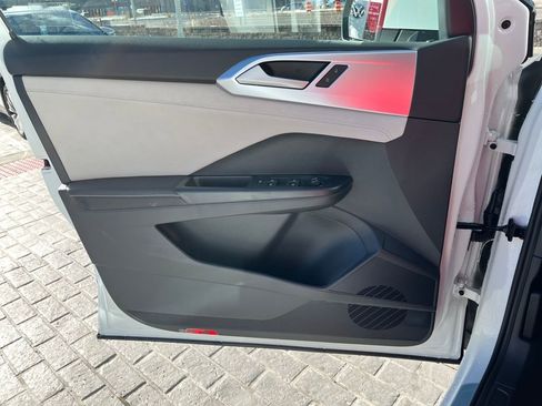 New 2026 Volkswagen Taos SE image 19