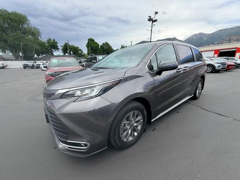 Used 2023 Toyota Sienna XLE AWD/4WD image 8