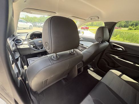 Used 2025 Chevrolet Trax LT FWD image 18