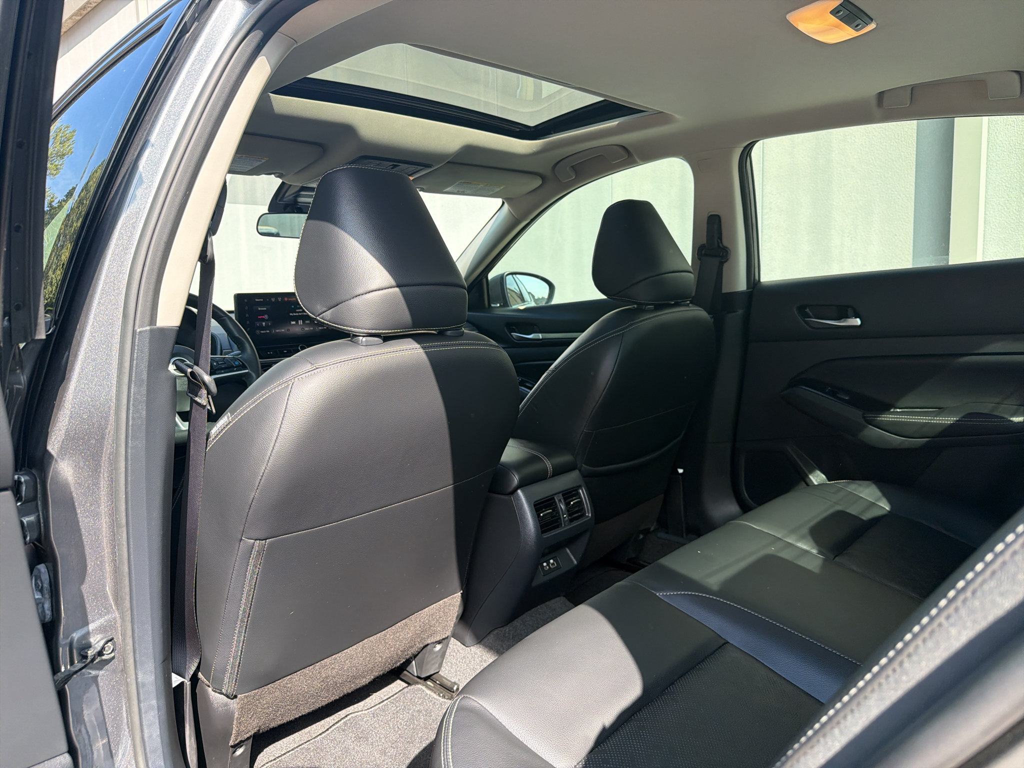 Used 2025 Nissan Altima 2.5 SL FWD image 13