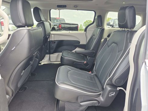Used 2024 Chrysler Pacifica Limited image 14