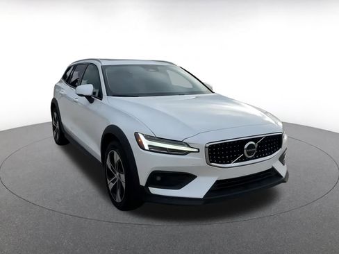 Used 2025 Volvo V60 B5 Cross Country Plus image 3