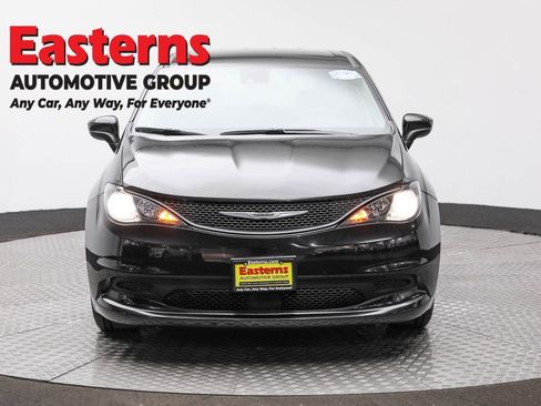 Used 2023 Chrysler Voyager LX image 2