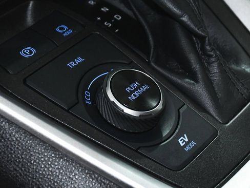 Used 2022 Toyota RAV4 LE image 32