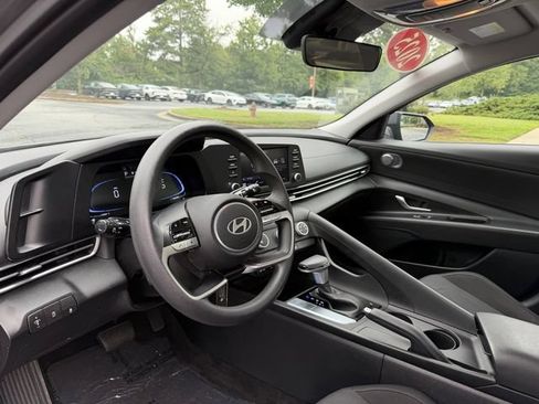 Used 2025 Hyundai Elantra SE w/ Cargo Package FWD image 12