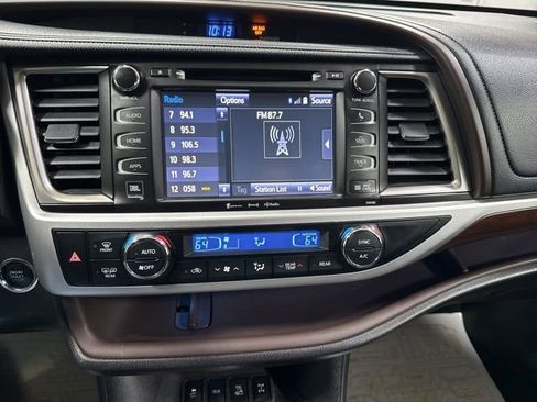 Used 2016 Toyota Highlander Limited image 19