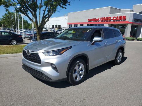 Used 2023 Toyota Highlander LE AWD/4WD image 2