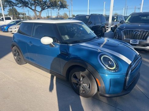 Used 2022 MINI Cooper 2-Door Hardtop image 2