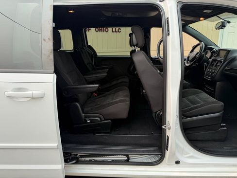 Used 2017 Dodge Grand Caravan SE FWD image 4