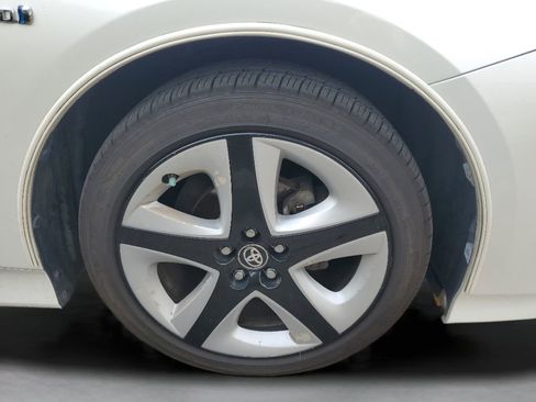 Used 2017 Toyota Prius Four Touring image 3