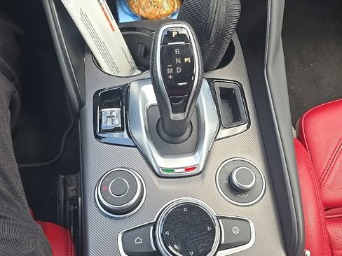 Used 2022 Alfa Romeo Giulia Veloce AWD/4WD image 9