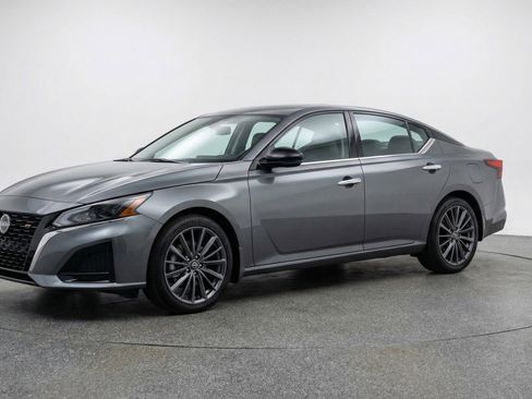 Used 2025 Nissan Altima 2.5 SV FWD image 3