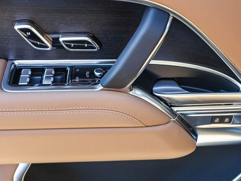 New 2026 Land Rover Range Rover SE image 32