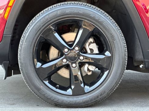 Used 2024 Jeep Grand Cherokee Altitude AWD/4WD image 25
