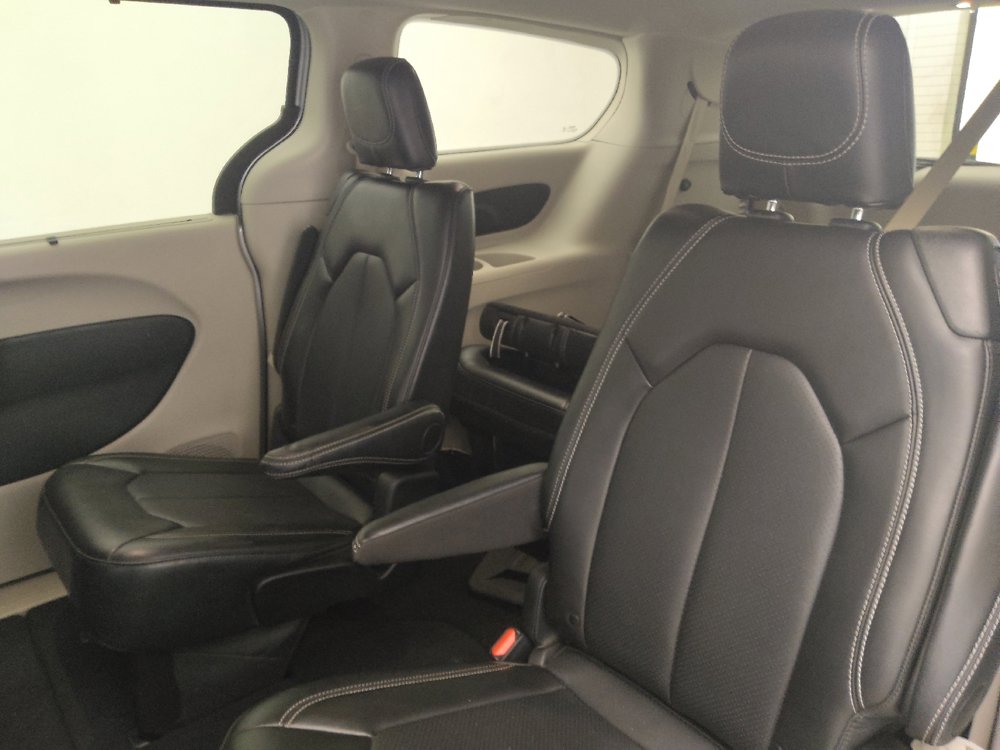 Used 2024 Chrysler Pacifica Touring-L FWD image 18