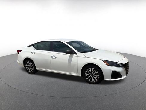 Used 2025 Nissan Altima 2.5 SV FWD image 2