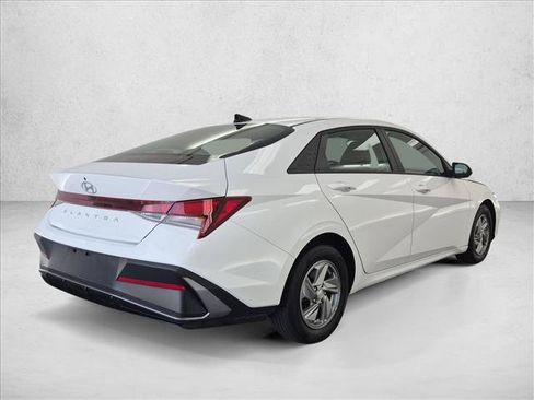 Used 2024 Hyundai Elantra SE FWD image 5