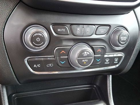 Used 2022 Jeep Cherokee Latitude Lux image 18