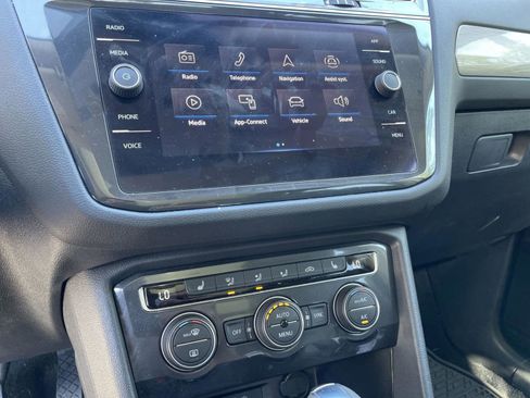 Used 2021 Volkswagen Tiguan SE image 11