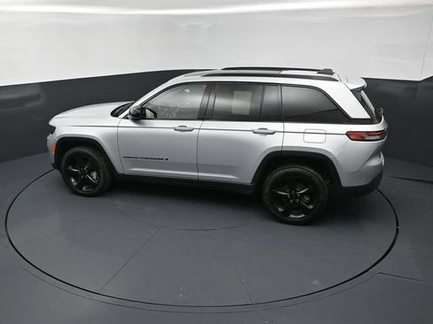 Used 2024 Jeep Grand Cherokee Limited w/ Luxury Tech Group II AWD/4WD image 15