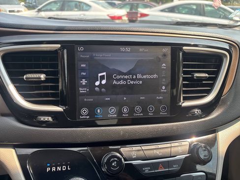 Used 2017 Chrysler Pacifica Touring-L FWD image 33