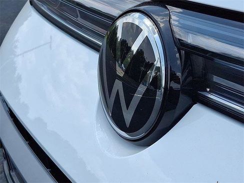 New 2025 Volkswagen Taos SEL image 25