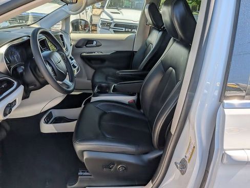 Used 2024 Chrysler Pacifica Touring-L FWD image 9
