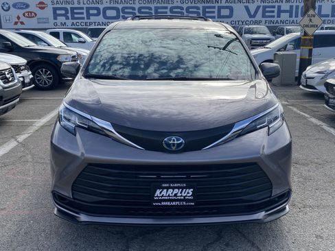 Used 2021 Toyota Sienna LE image 3