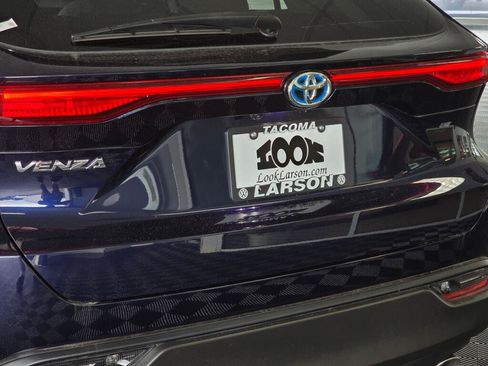 Used 2023 Toyota Venza LE AWD/4WD image 12