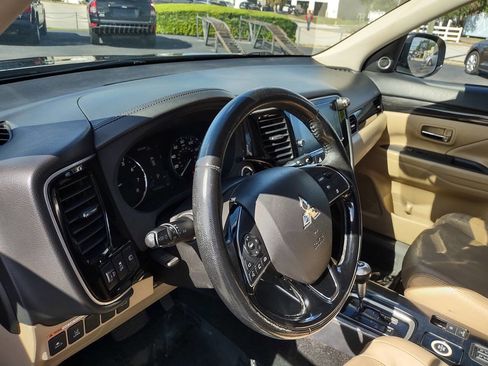 Used 2018 Mitsubishi Outlander SEL AWD/4WD image 12