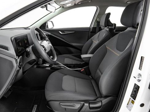 Used 2024 Kia Niro LX image 27